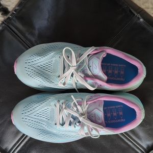 Newton Gravity + sky blue/pink sneakers
